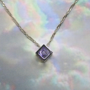 KE1010 Zilveren ketting met een diamant in een blokje Zilveren ketting met een paars diamantje in een blokje