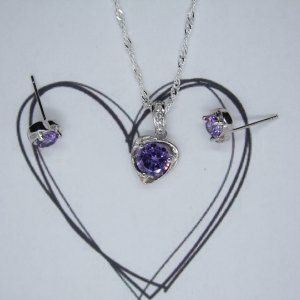 SET1006 Zilveren ketting met paars diamantje en paarse oorbellen Set zilveren ketting met paars diamantje en paarse oorbellen