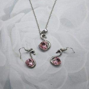 SET1008 Zilveren ketting met een zwaantje en een roze hartje oorbellen Set zilver met zwanen ketting en oorbellen